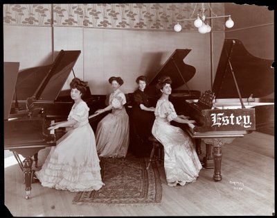 Quattro donne sedute ai pianoforti presso la Estey Piano Corporation da Byron Company
